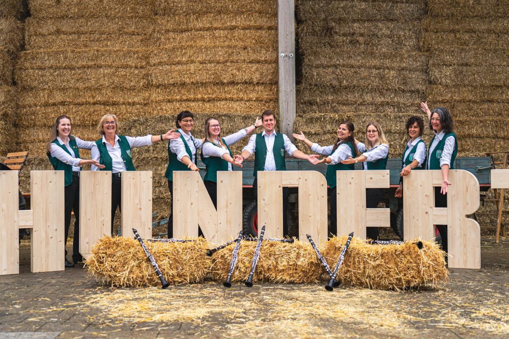 Die Klarinettenspieler stehen für ein Gruppenbild zusammen