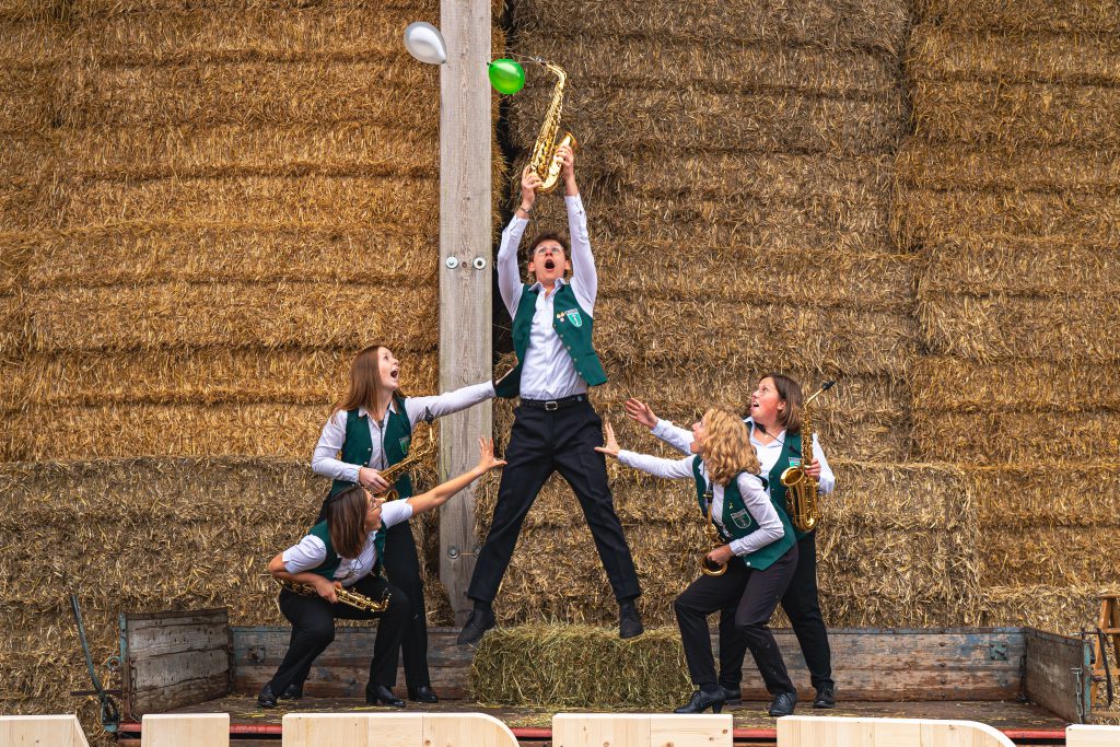 Die Saxophonspieler des Musikvereins stehen für ein Gruppenbild zusammen