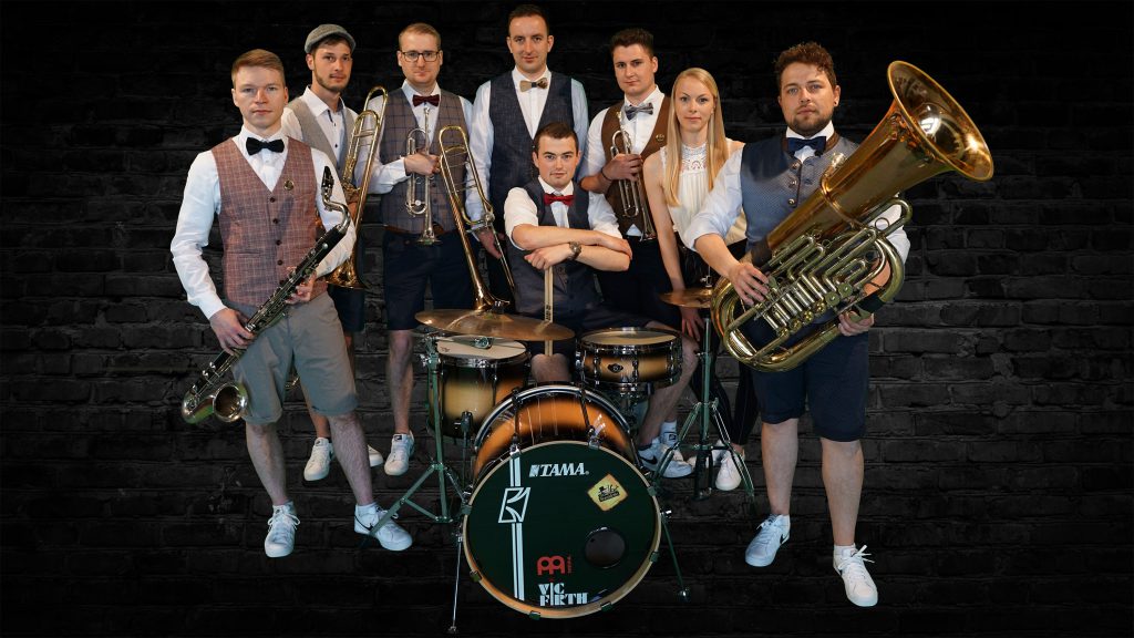 Eine Band steht zum Gruppenfoto zusammen.